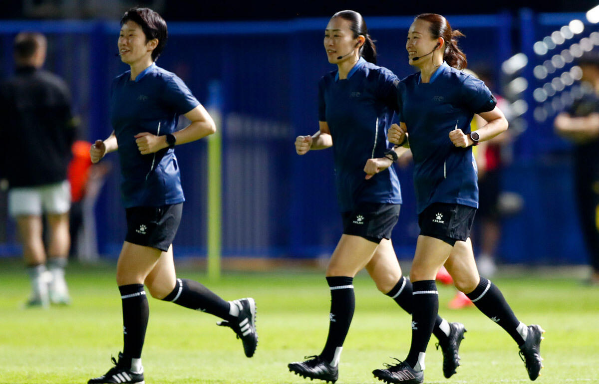 左から坊薗真琴副審、山下良美主審、手代木直美副審