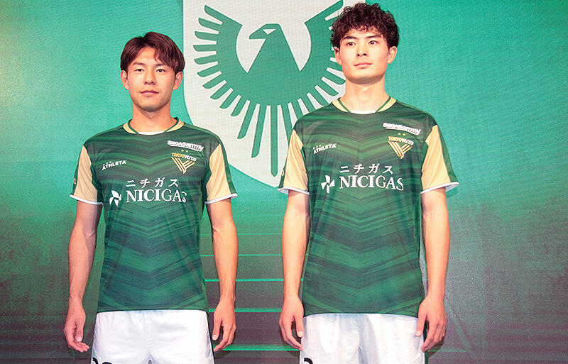 今季の1stユニフォームのモデルを務めた谷口栄斗(写真右)と、河村慶人(写真左)