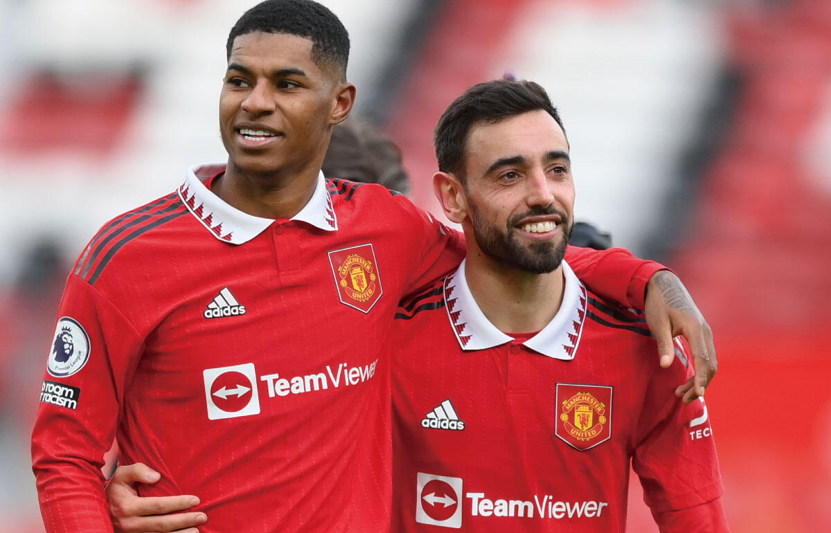 B・フェルナンデス(右)がラッシュフォード(左)を指差し...