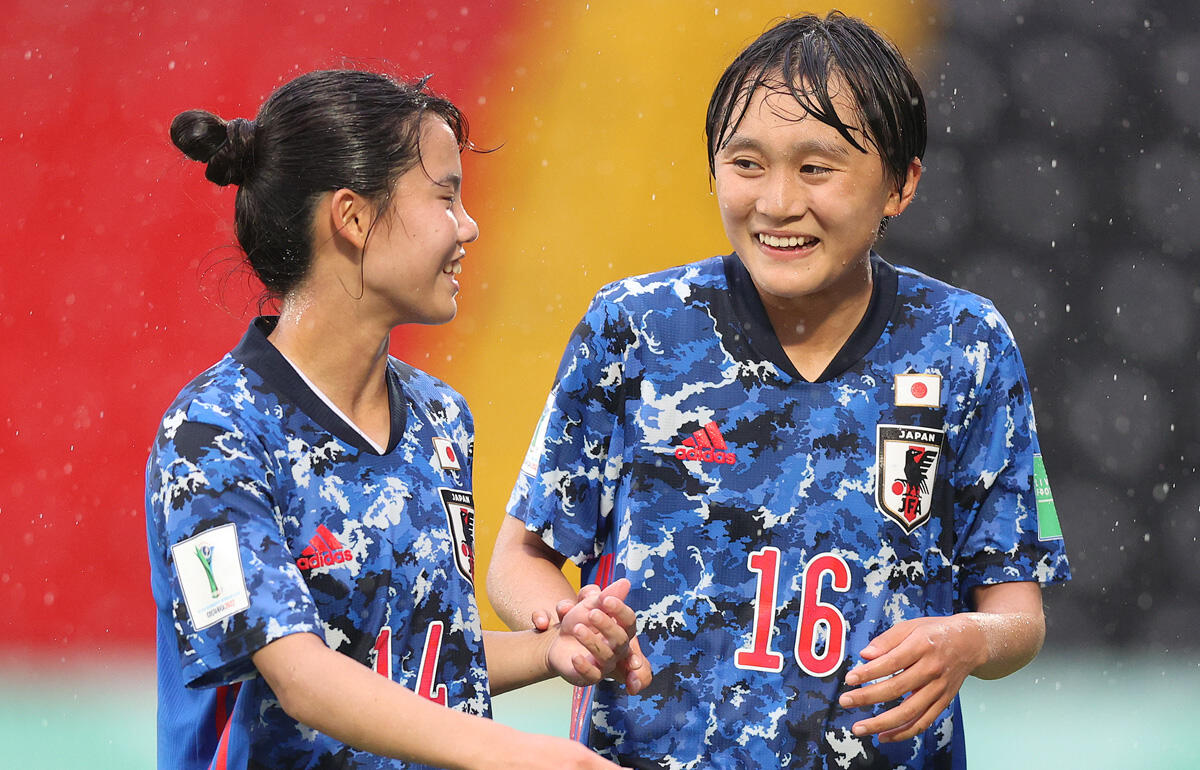 INAC神戸レオネッサへの期限付き移籍が発表された小山史乃観(右)