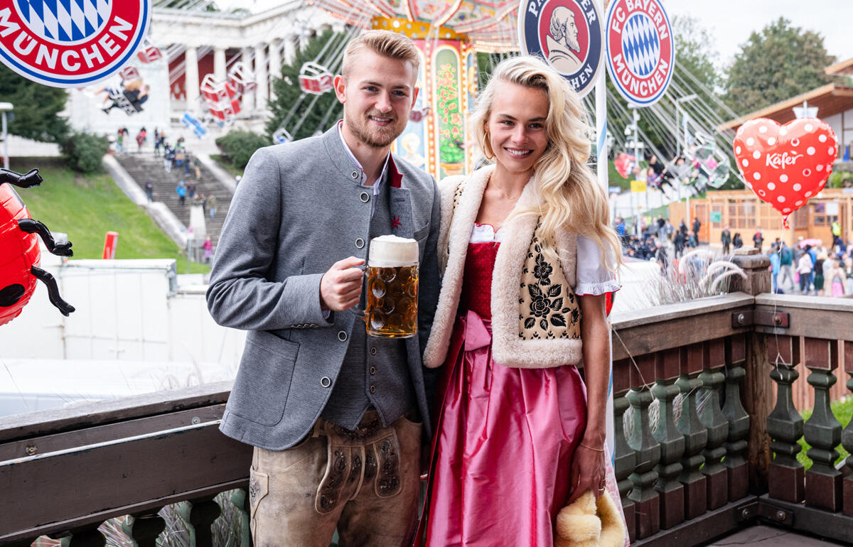 2022年のオクトーバーフェストに参加するデ・リフトとアネキーさん