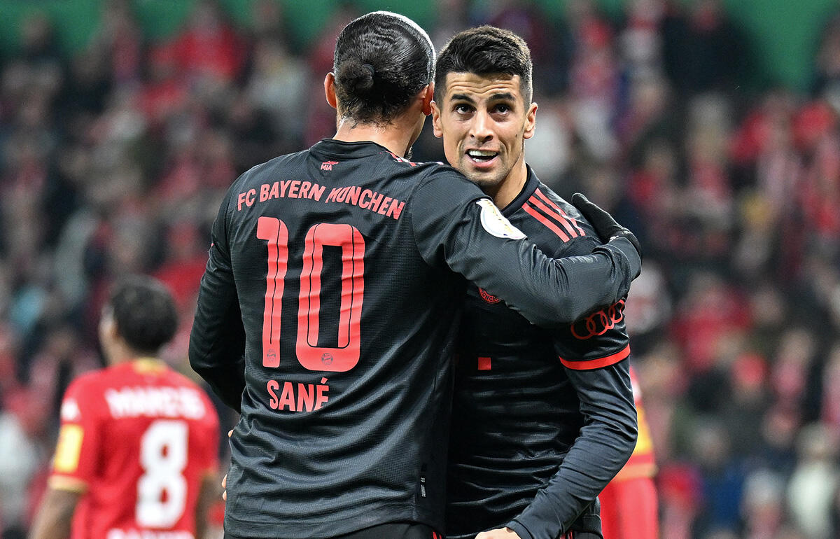 レロイ・サネに祝福されるカンセロ(右)