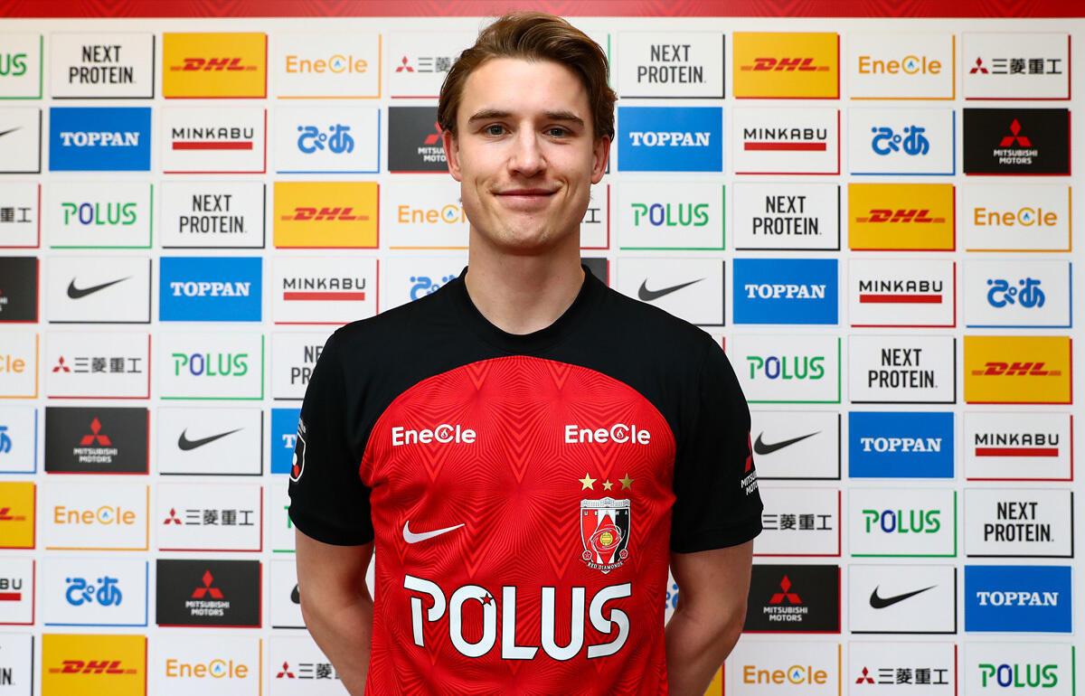 背番号は「5」、「レジェンドが付けていたと聞いた」と語った