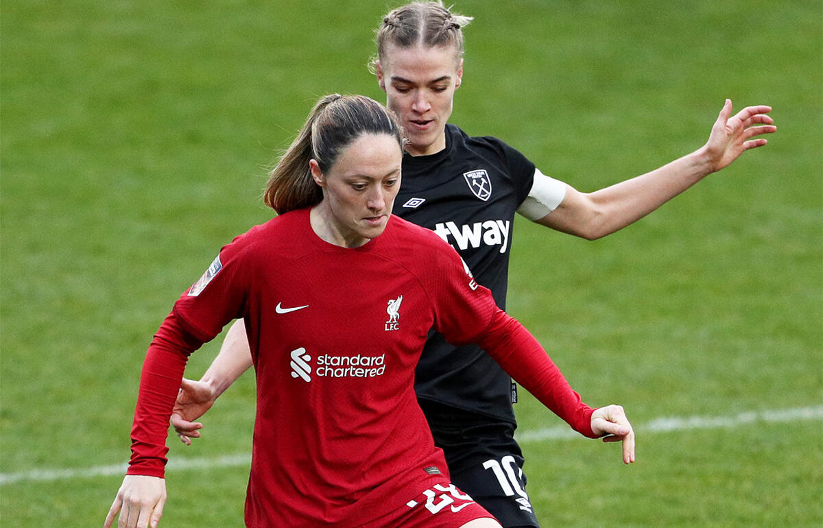 飛距離のあるロングスローを披露したメーガン・キャンベル(写真手前)