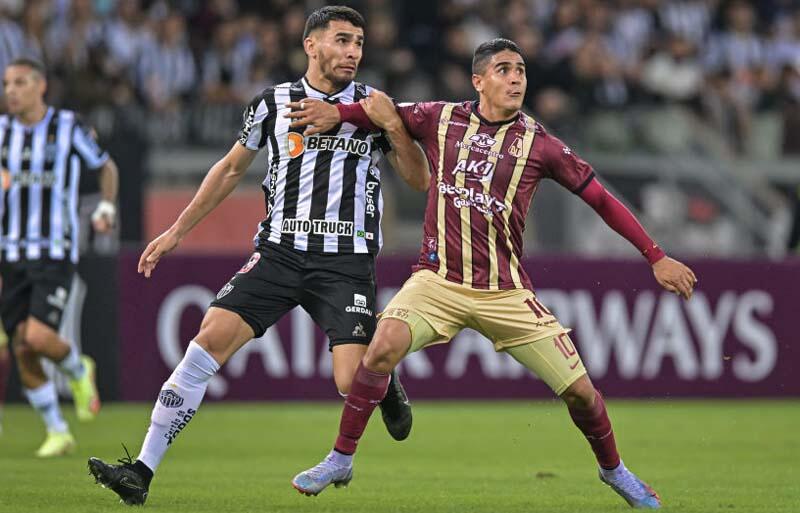 今回退場を命じられたダニエル・カターノ(右)