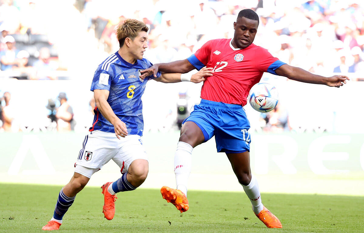 日本代表MF堂安律(左)と競り合うジョエル・キャンベル(右)