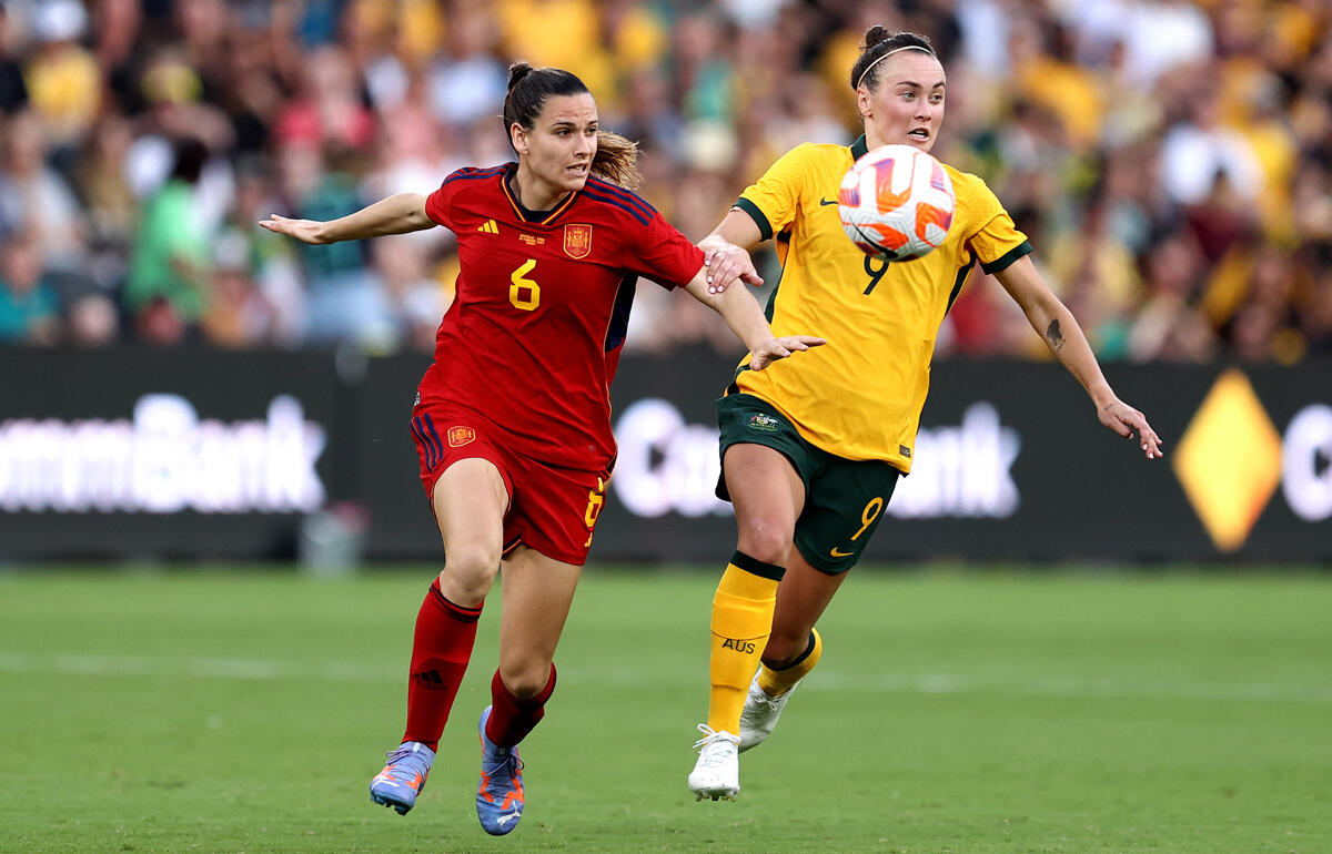 オーストラリア女子代表FWフォード(右)と競り合うスペイン女子代表DFライア・コディナ(左)
