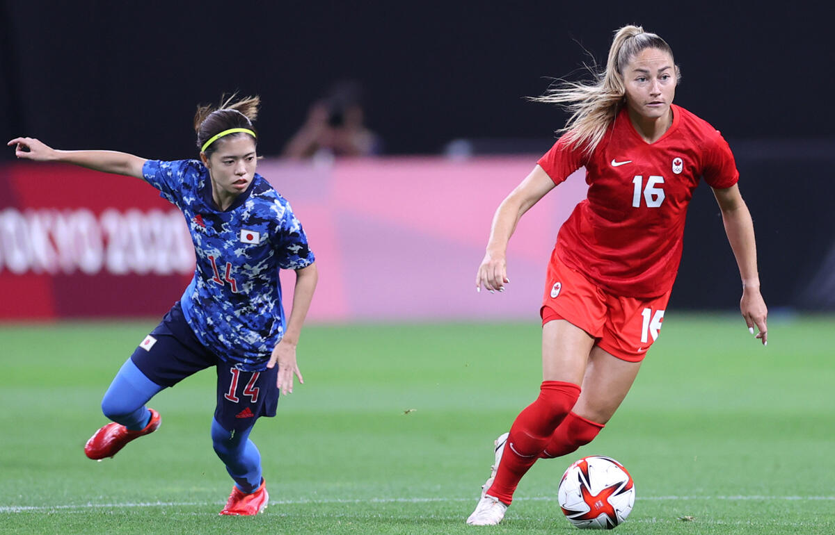東京五輪ではなでしこジャパンとも対戦したカナダ女子代表FWジャニン・ベッキー(右)