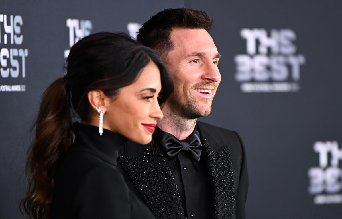 婦人　美人 奥さん美人すぎんか!?」「一番好きな人たち」メッシと妻アントネラさんの全身ブラックコーデが反響「黒に赤が映えるなー」 - 超ワールドサッカー！