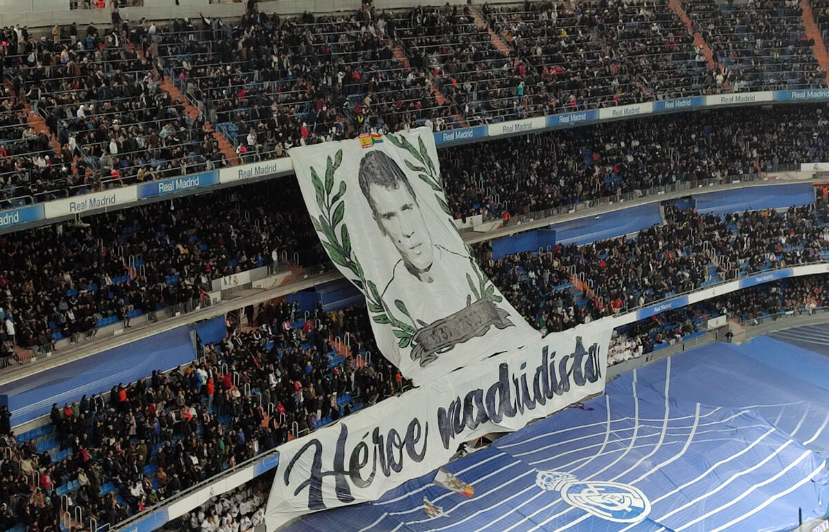 試合前、アマンシオ追悼の横断幕がスタンドに[写真＝原ゆみこ]