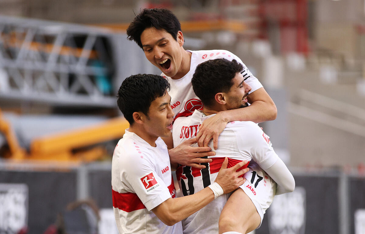 遠藤航(左)、ジウ・ディアス(右)と喜び原口元気(中央)