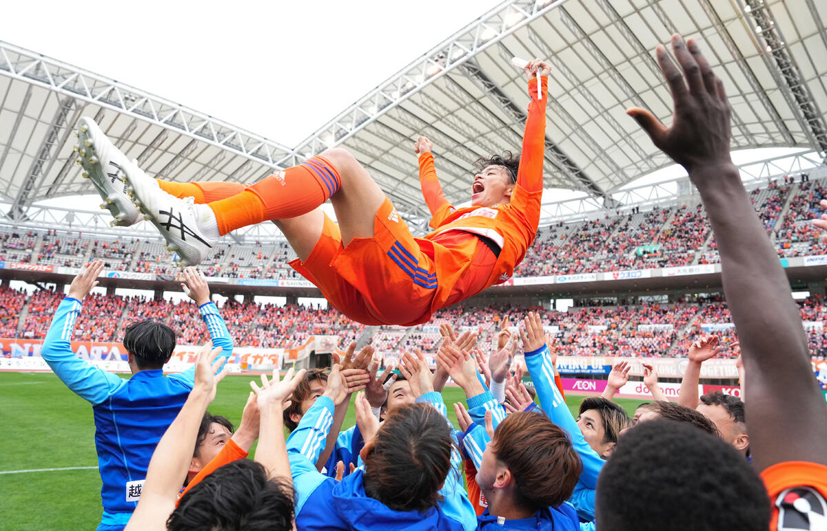 劇的逆転勝利の立役者となり、胴上げされる新潟MF伊藤涼太郎