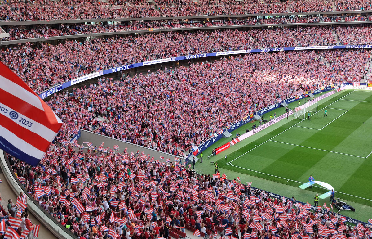 赤白旗で埋め尽くされたメトロポリターノのスタンド[写真＝原ゆみこ]