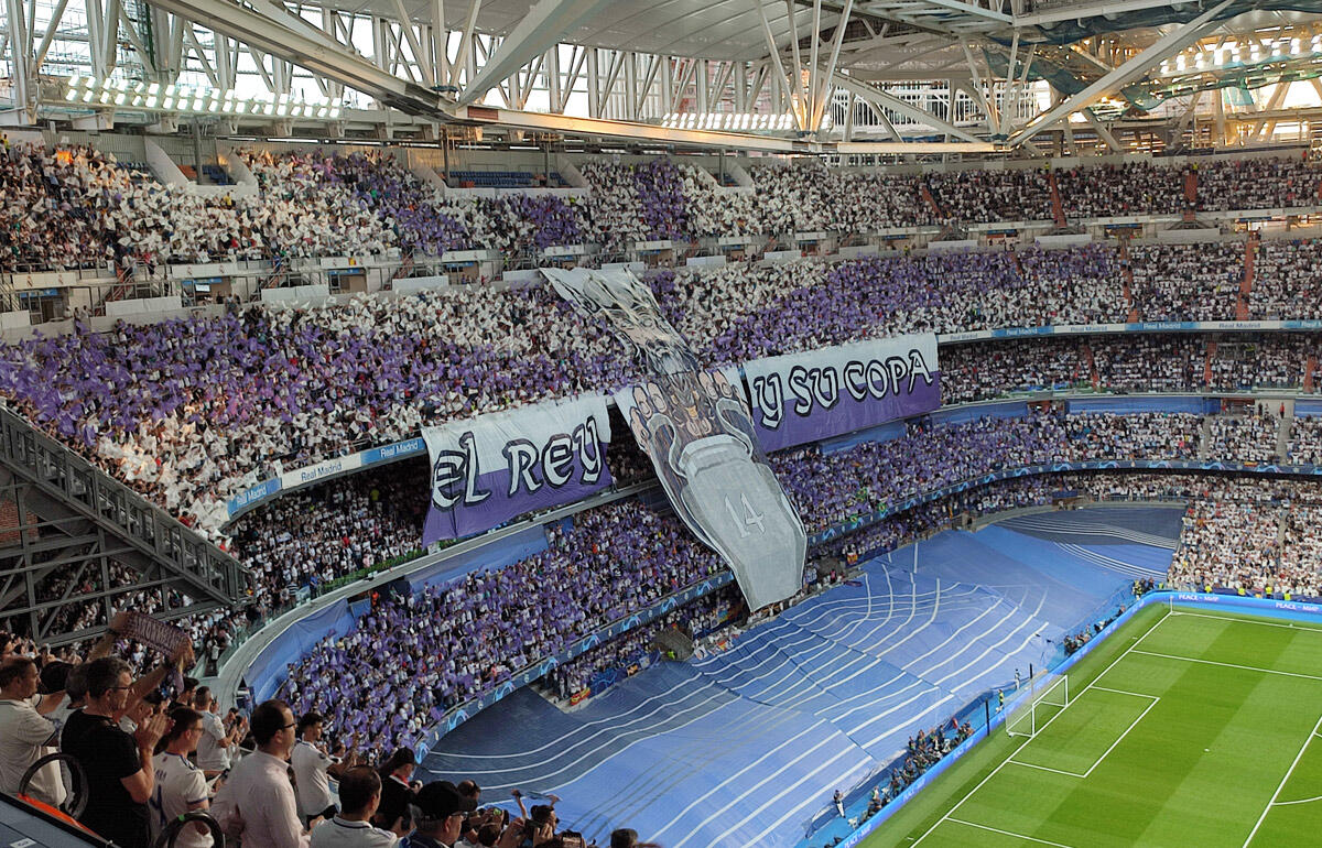 横断幕と旗振りでファンはシティ戦に挑むマドリーを迎えた[写真＝原ゆみこ]