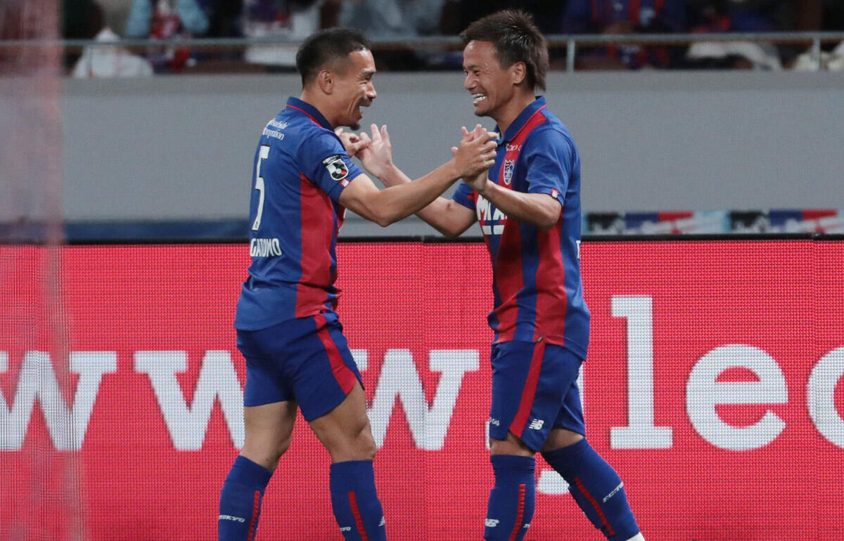 ゴールを決め長友佑都と手を取り合って喜ぶ徳元悠平(右)