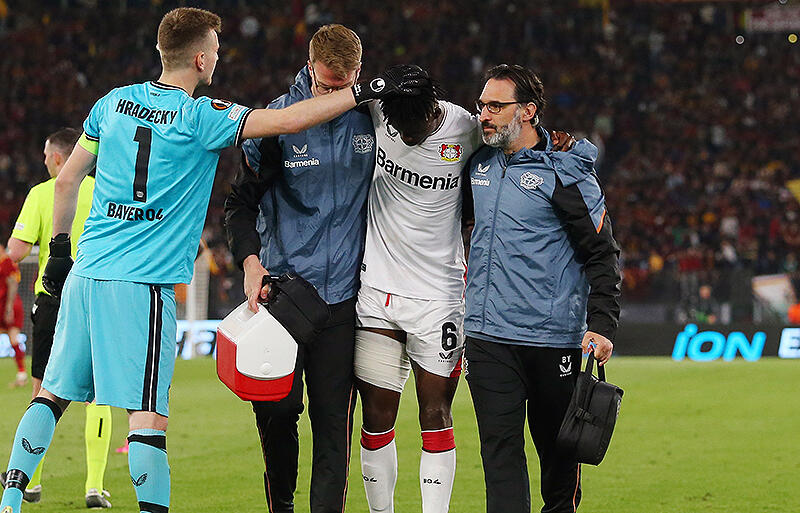 ローマ戦で負傷交代したコスヌ