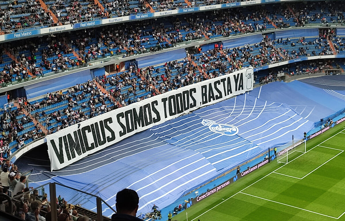 人種差別被害を受けたヴィニシウスに連帯を示すマドリーサポーター[写真＝原ゆみこ]