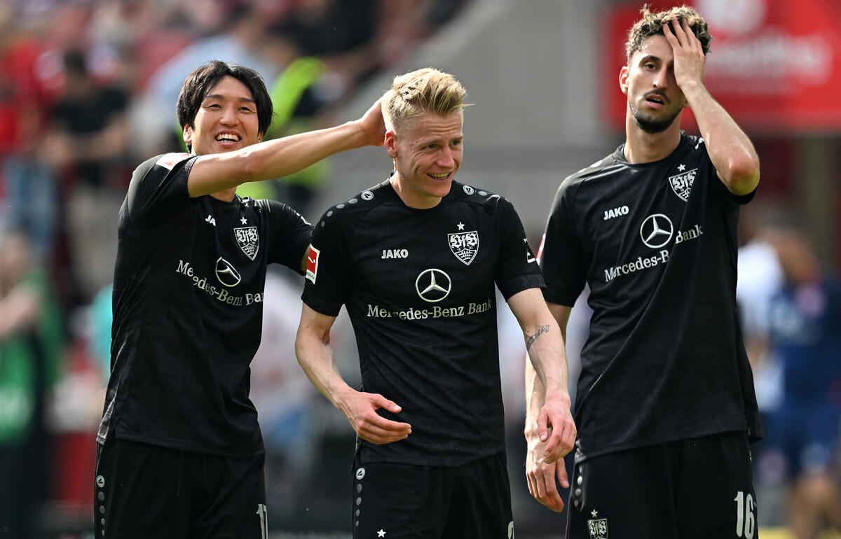 ヒューリッヒ(中央)を称える原口元気(左)