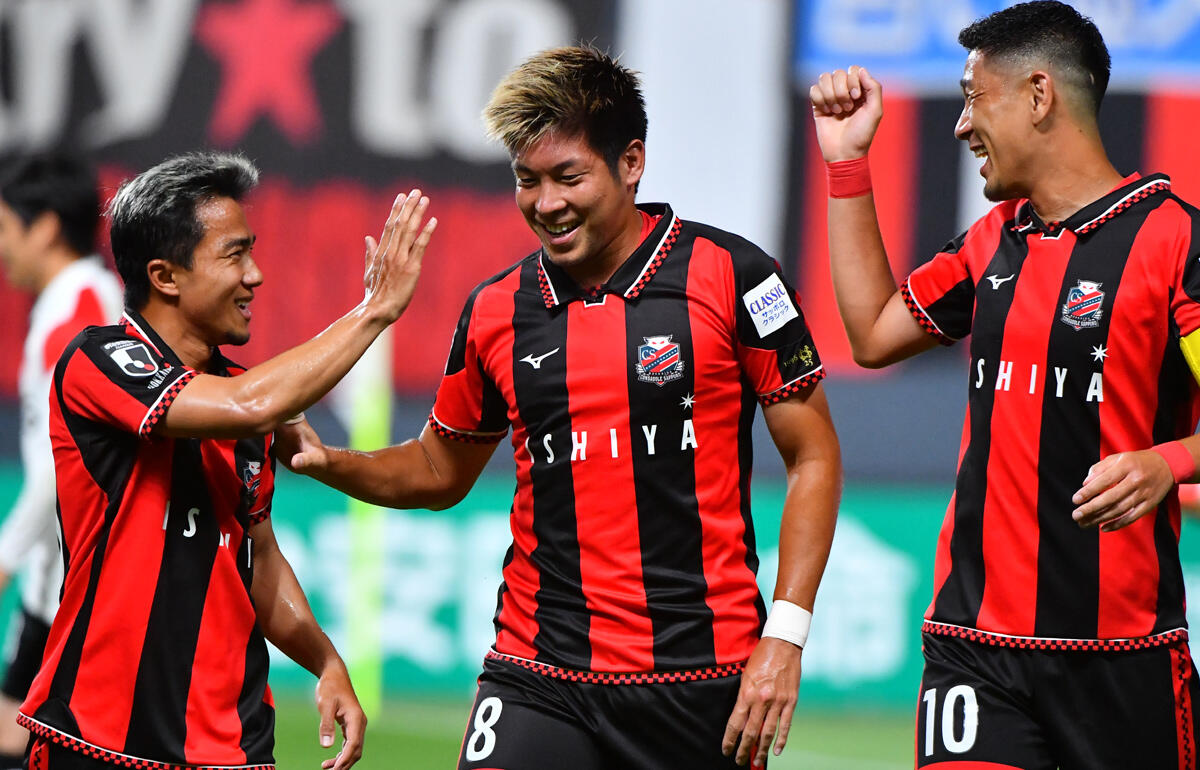 度重なる重傷から復活を遂げた深井一希(中央)　※写真は2021年