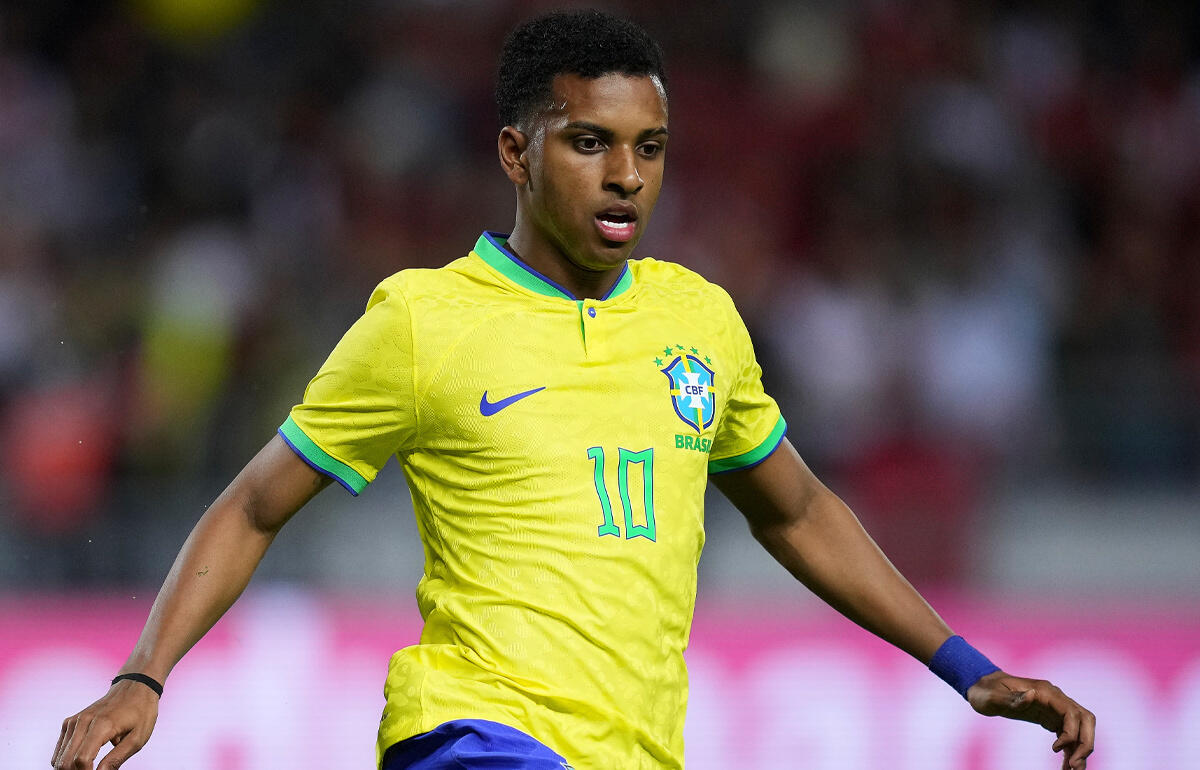 ブラジル代表FWロドリゴも過密日程にお疲れ？試合中のベンチで