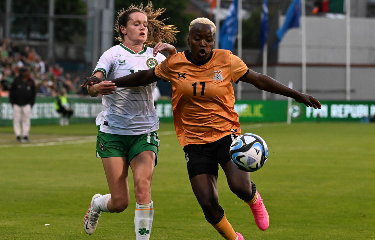 アイルランド戦でもゴールを決めたザンビアのFWクンダナンジ(右)