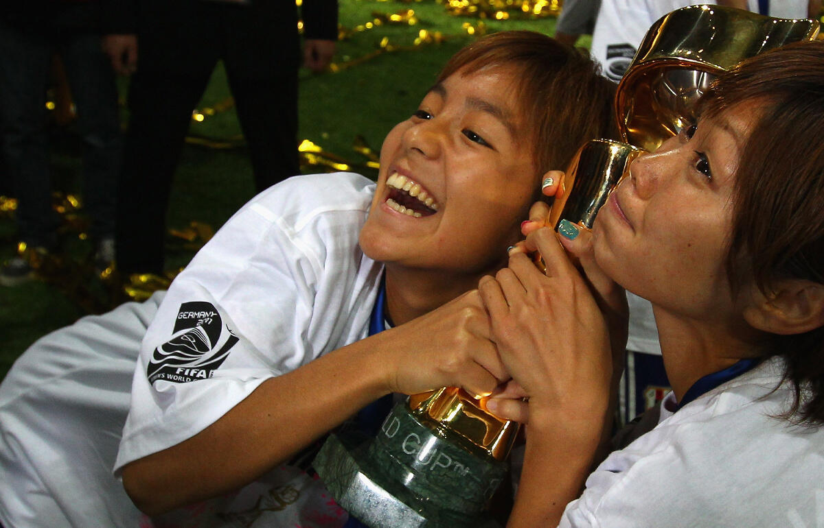 2011年のドイツ大会でトロフィーを掲げる岩渕真奈