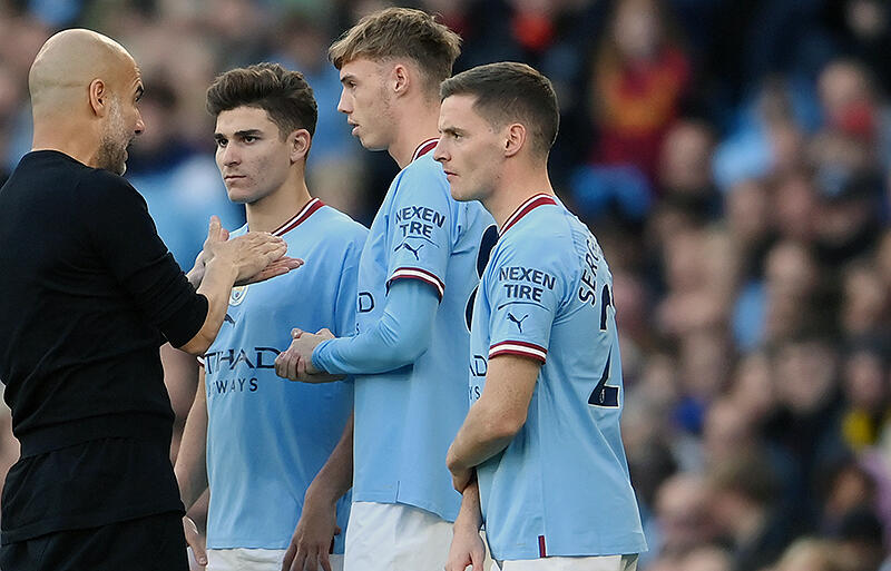 U-21欧州選手権で対峙したシティ同僚のパーマー(中央)とセルヒオ・ゴメス(右)