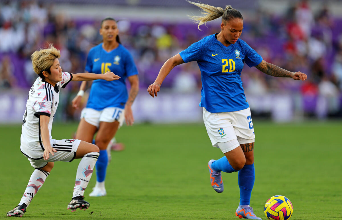 2月のなでしこジャパン戦にも出場していたブラジル女子代表FWニコル・レイスラ(右)