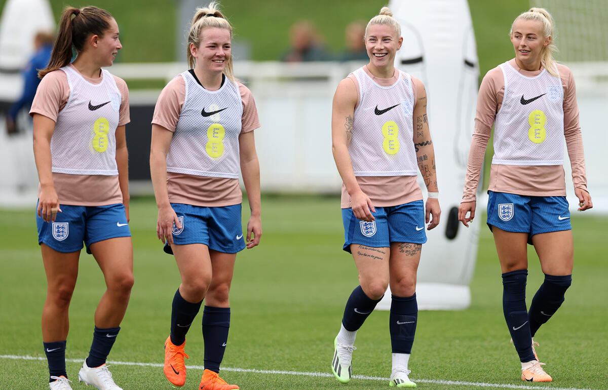 W杯へ臨むイングランド女子、左からル・ティシエ、ヘンプ、イングランド、ケリー