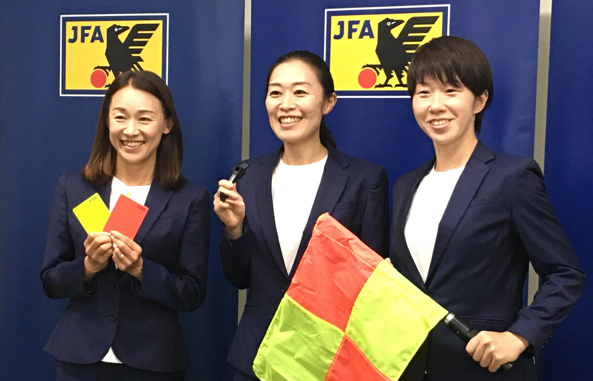準決勝も担当することとなった山下良美主審(中央)、坊薗真琴副審(右)