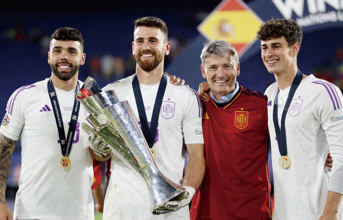 後輩ウナイ・シモン(左から2番目)は先輩ケパ(右端)を尊敬