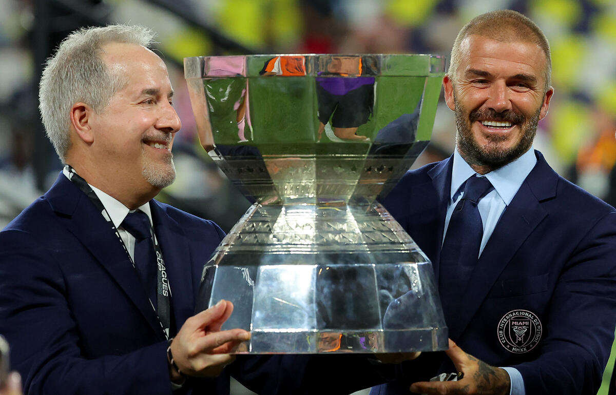 リーグスカップのトロフィーを掲げるベッカム氏(右)