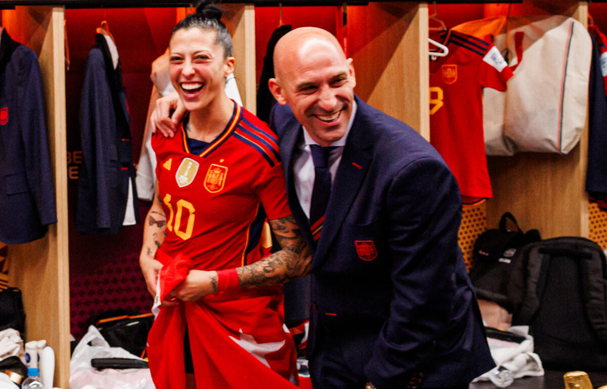 キスをしたルビアレス会長(右)とキスをされたエルモソ(左)