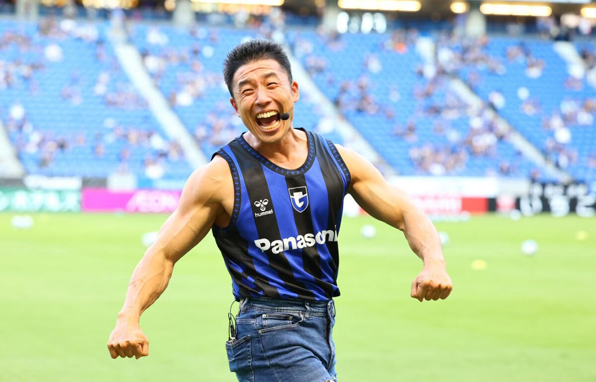 特注のタンクトップユニフォームで登場したなかやまきんに君