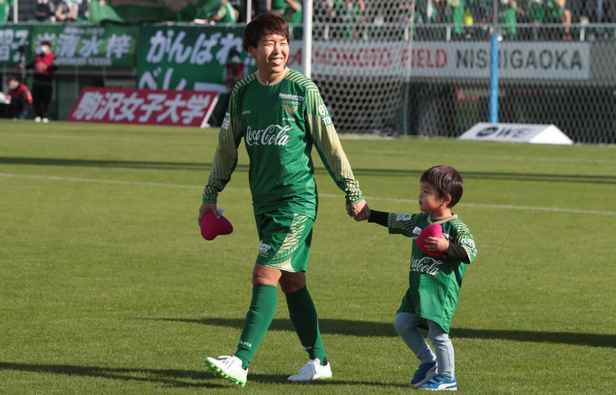 女子W杯の壮行会に出席した岩清水梓(中央)