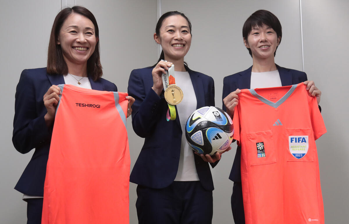 左から手代木直美副審、山下良美主審、坊薗真琴副審