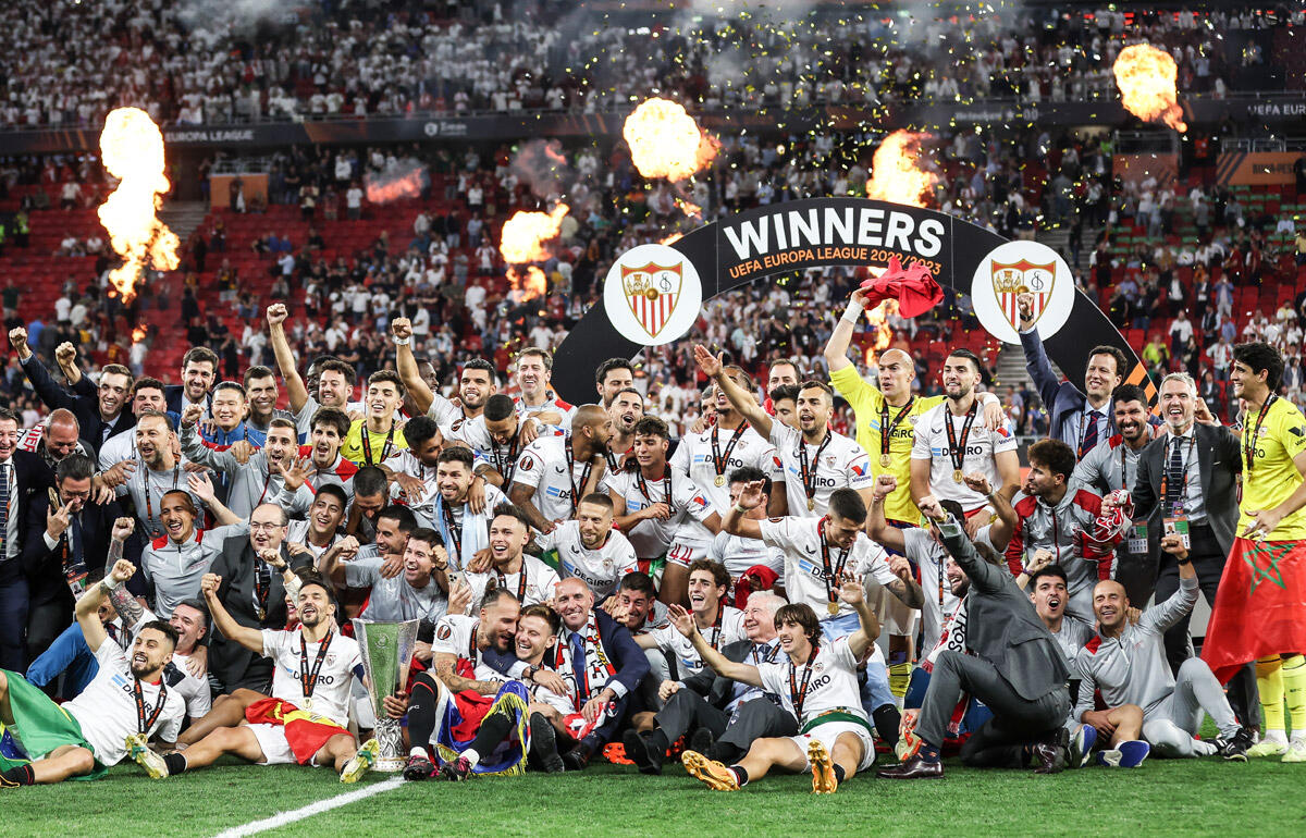 セビージャで2度ELを制覇、トロフィーリフトにも参加(左後方の青いジャージ)