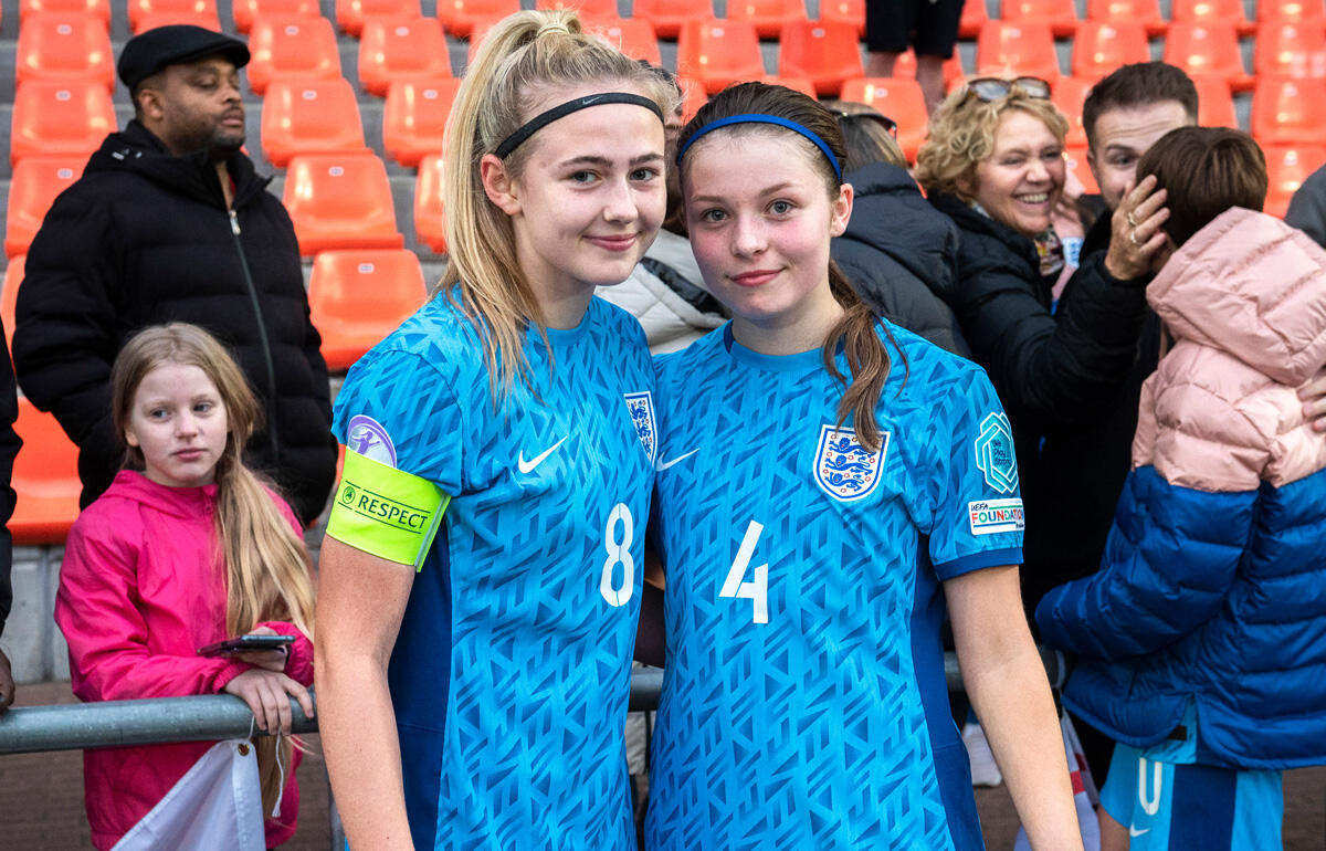 最年少プロとなったMFレクシー・ポッター(左)