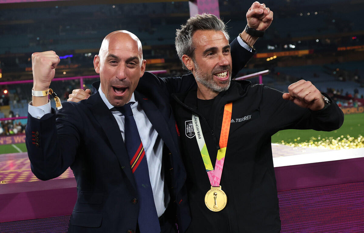 辞任したルビアレス元会長(左)と解任されたビルダ元監督