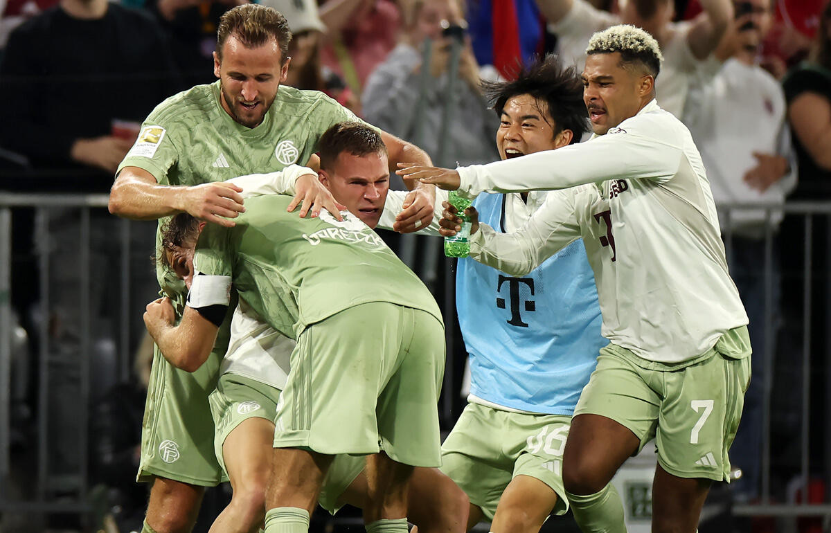 トップチームのベンチ入りを果たした福井(水色のビブス)