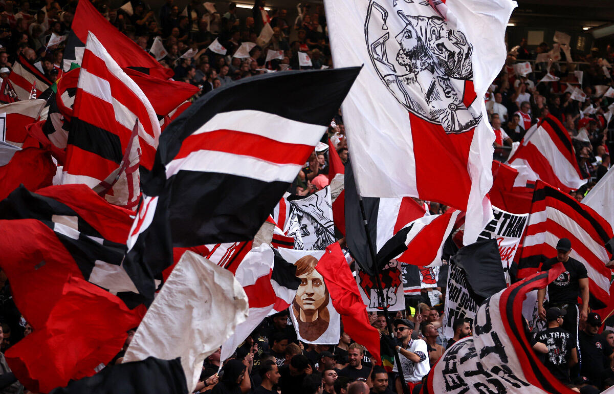 アヤックスの一部サポーターが暴徒化し試合は0-3で中断