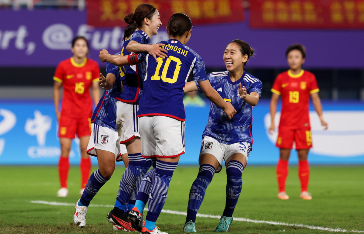 ゴールを喜ぶ中嶋淑乃と塩越柚歩