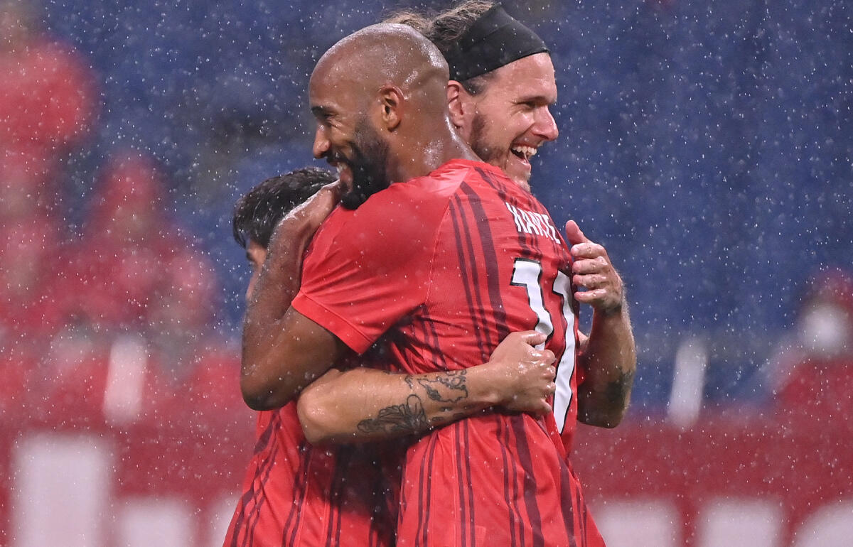 ゴール後にショルツと抱き合って喜びホセ・カンテ