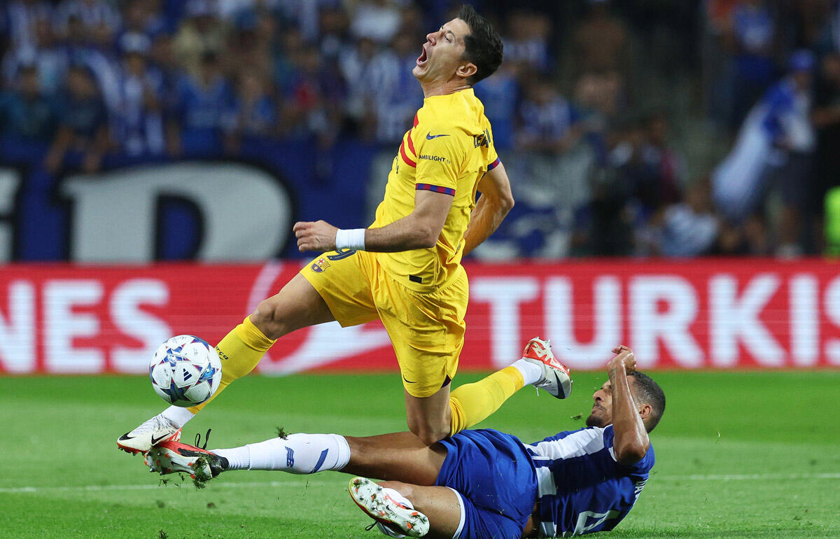 CLポルト戦でタックルを受けて負傷交代したレヴァンドフスキ