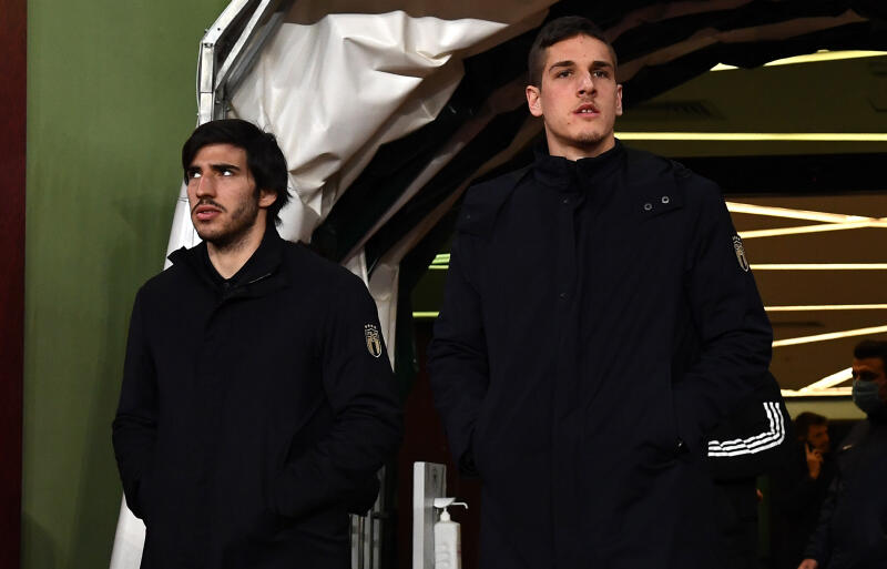 イタリア代表の主力、サンドロ・トナーリとニコロ・ザニオーロ。ニコロ・ファジョーリに続いて違反賭博が報じられる。