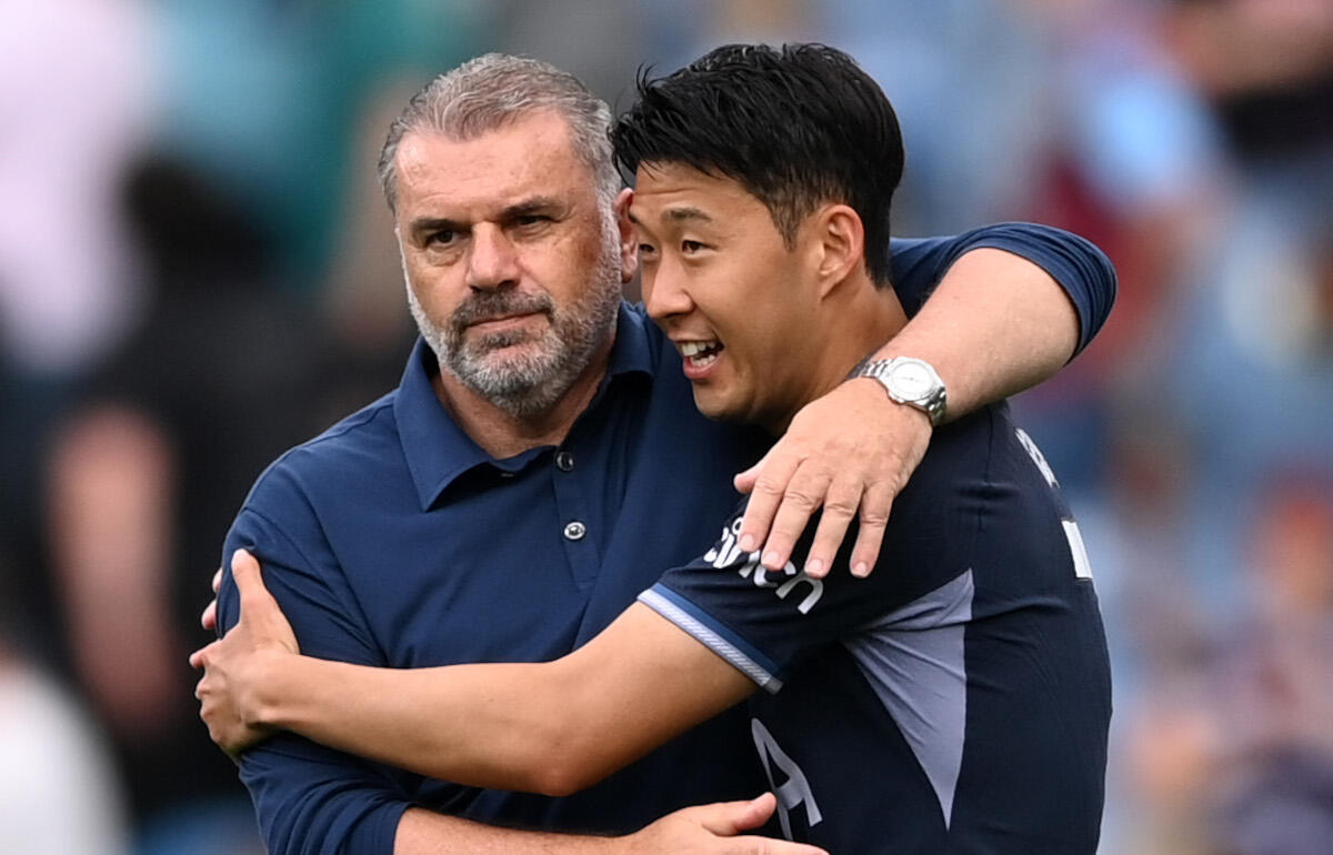 月間最優秀監督＆選手賞を受賞したポステコグルー監督とソン・フンミン