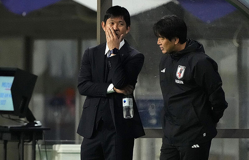 ベンチ前で名波浩コーチと話し合う森保一監督