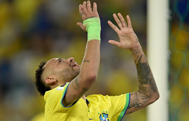 ブラジル代表の10番、ネイマールが代表戦後に一部サポーターの物投げつけ被害に