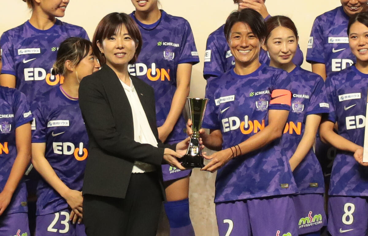 優勝トロフィーを手渡す髙田春奈チェアと近賀ゆかり