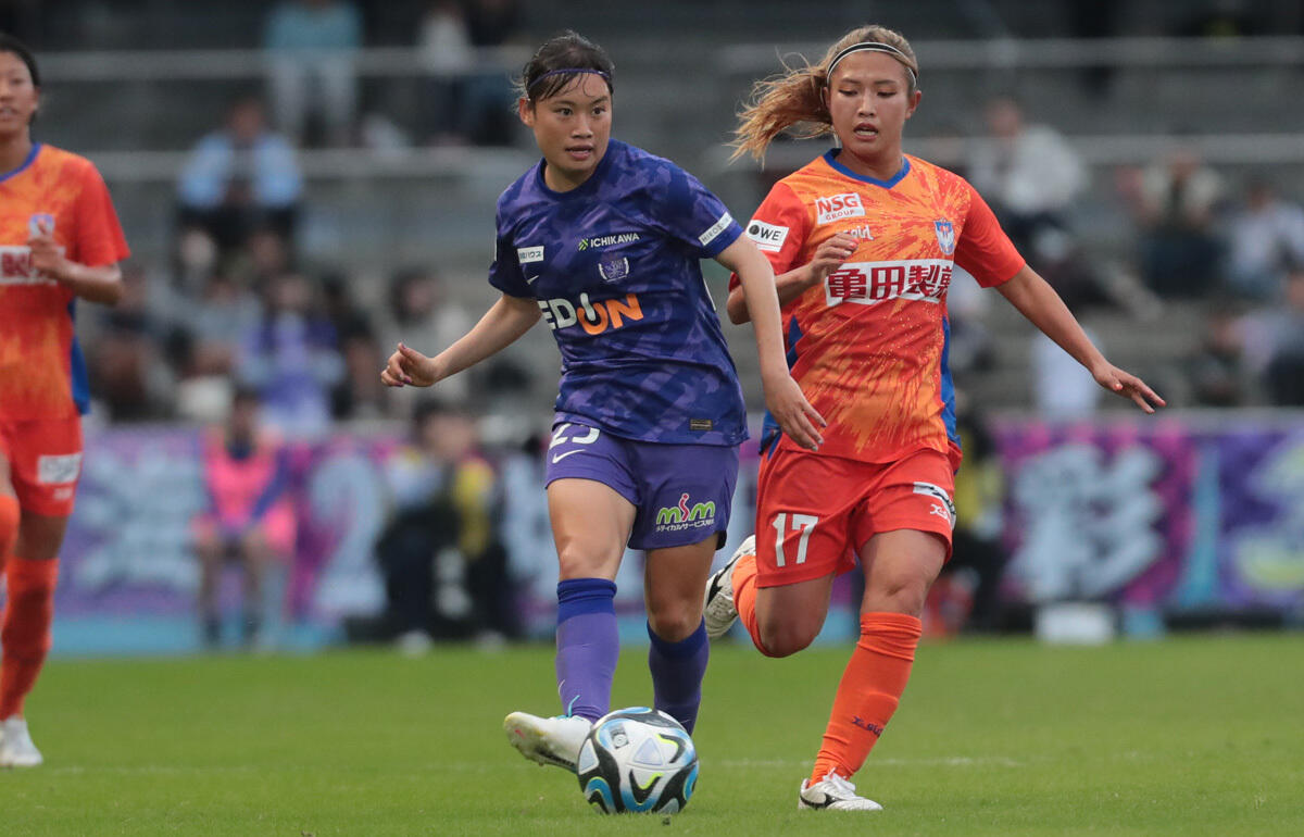 ピッチの至るところに顔を出した柳瀬楓菜(サンフレッチェ広島レジーナ/左)